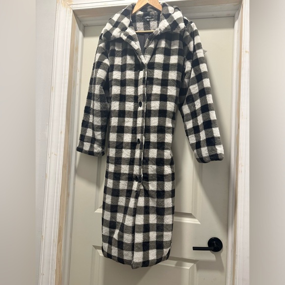 Misguided faux fur oversized coat in gingham - Picture 3 of 5